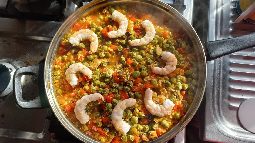 Arroz con mariscos en una olla